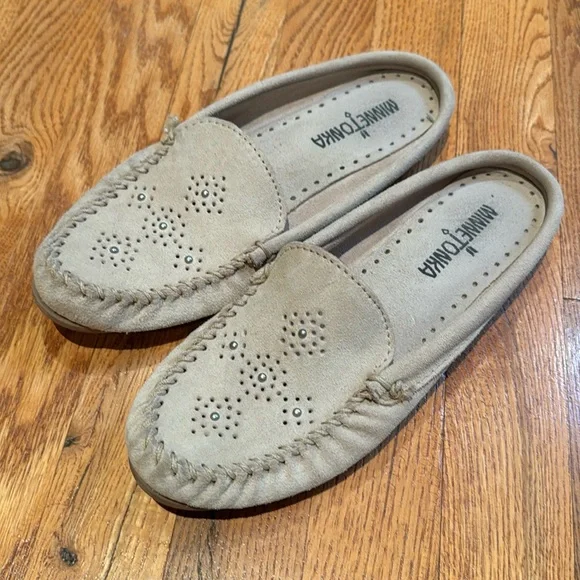 Minnetonka leather slip on moccasins tan size 7.5 - Picture 1 of 4